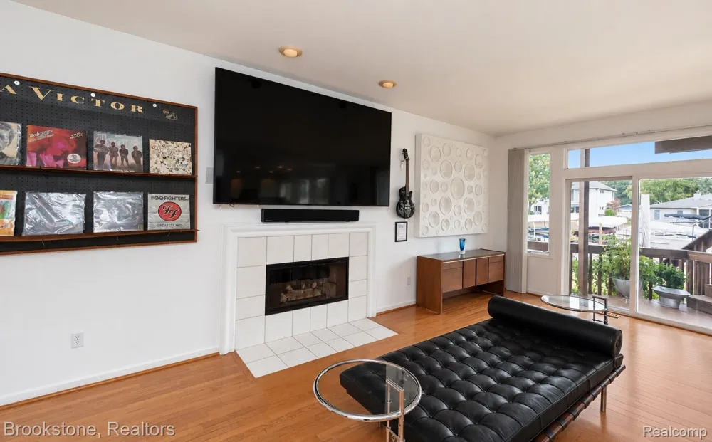 1839 RUSTIC Keego Harbor City, MI 48320