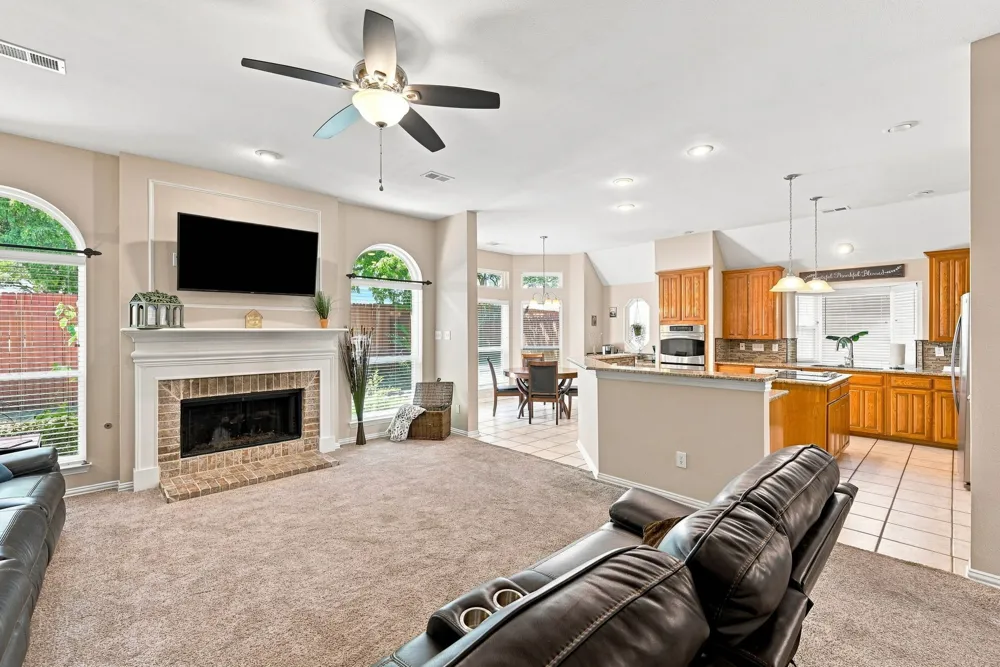2402 Hunter Place Lane Arlington, TX 76006