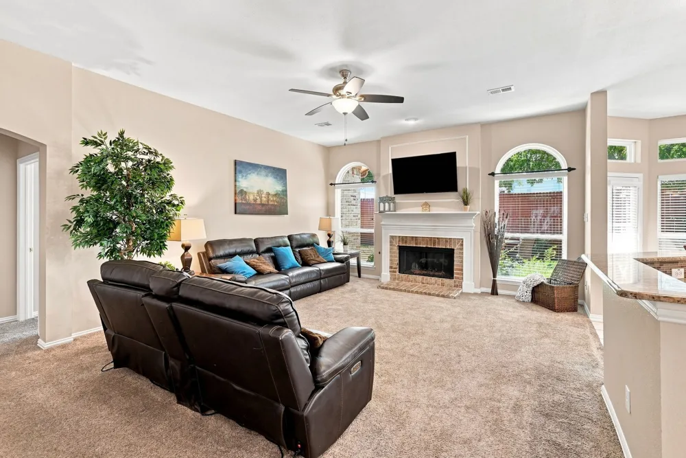 2402 Hunter Place Lane Arlington, TX 76006