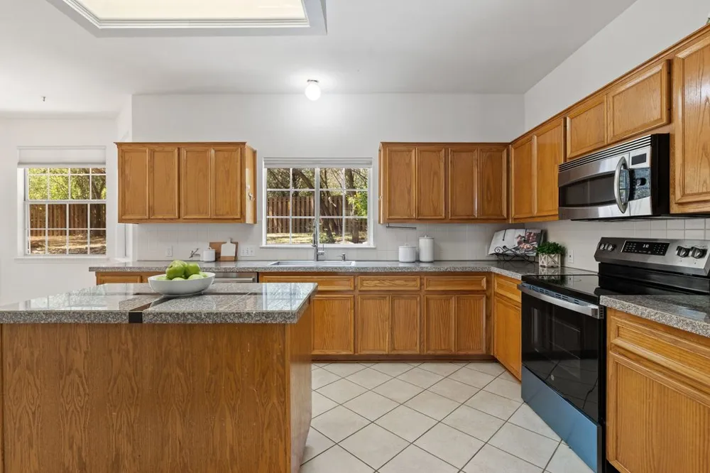 217 Sailors Run Lakeway, TX 78734