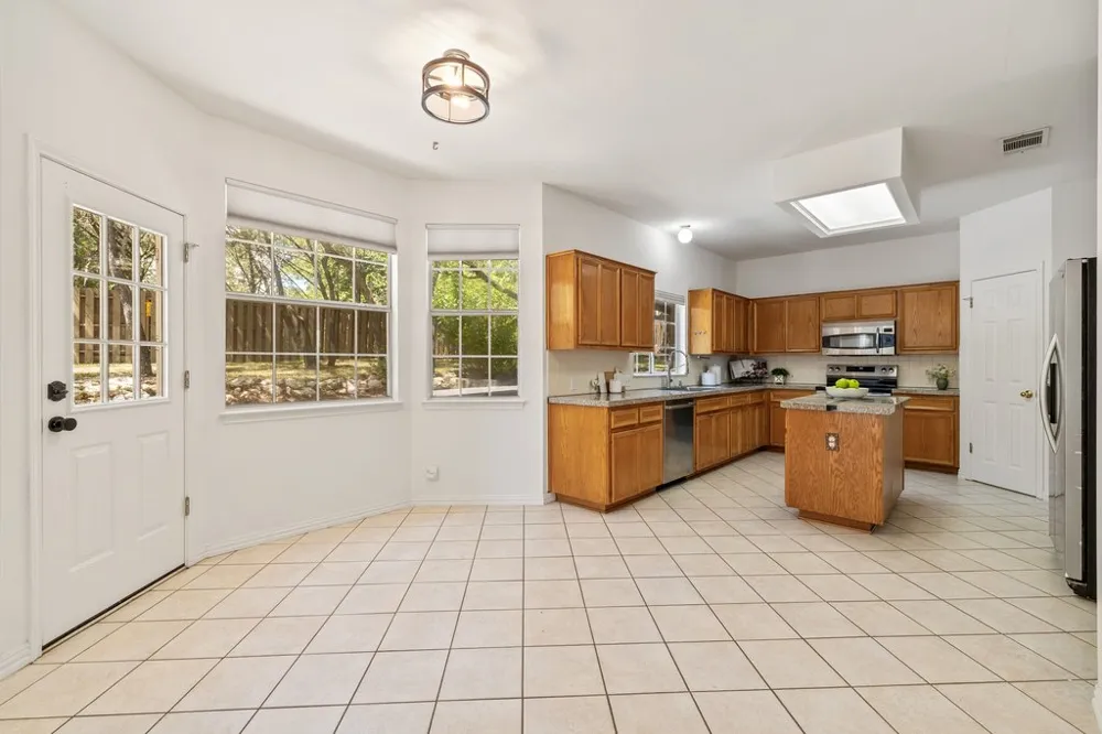 217 Sailors Run Lakeway, TX 78734