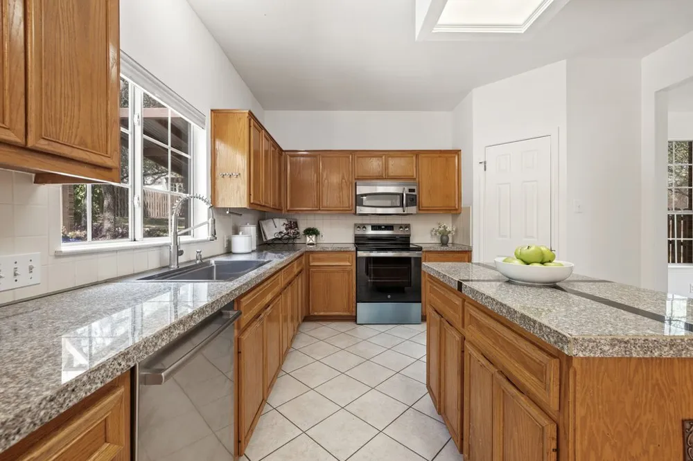 217 Sailors Run Lakeway, TX 78734