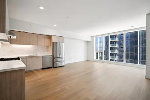 188 W St James Street #11107