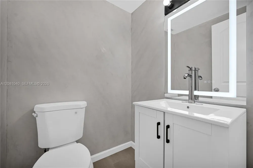 300 Bayview Dr #211 Sunny Isles Beach, FL 33160