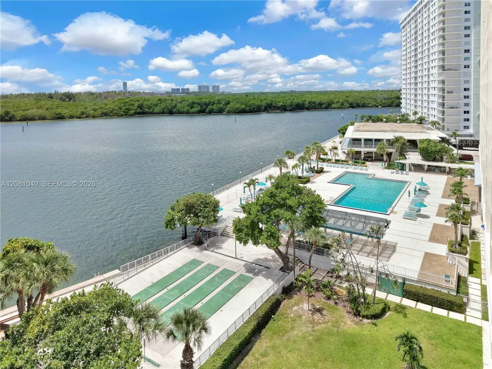 300 Bayview Dr #211 Sunny Isles Beach, FL 33160