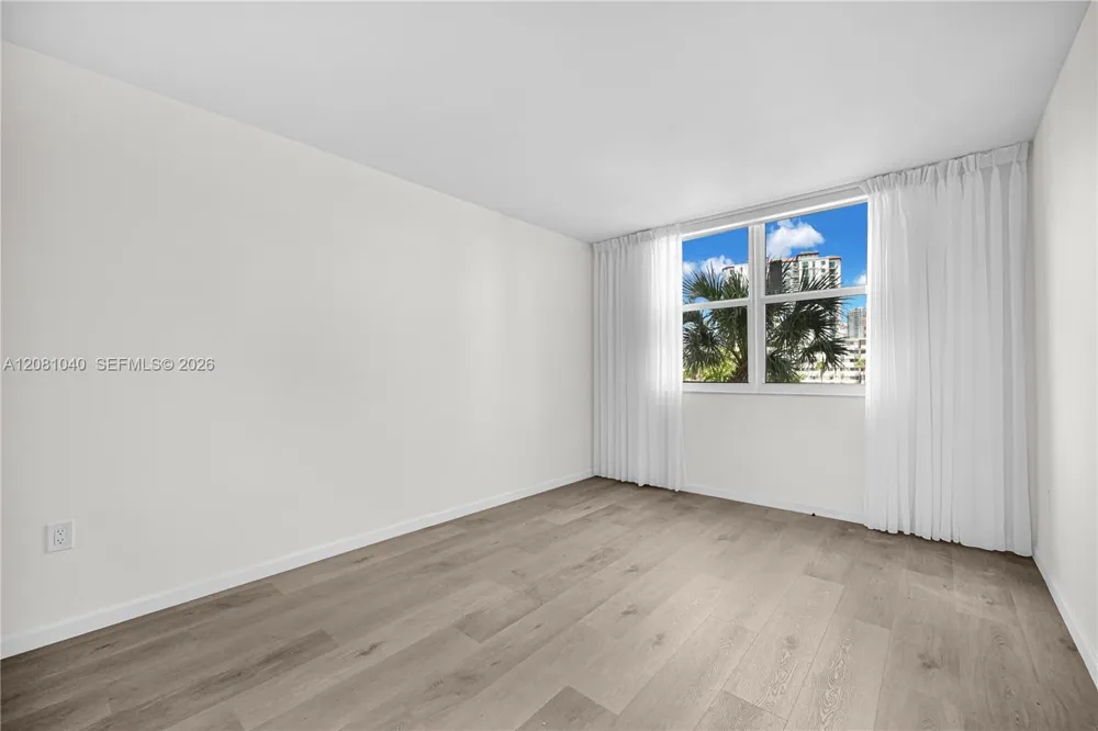 300 Bayview Dr #211 Sunny Isles Beach, FL 33160