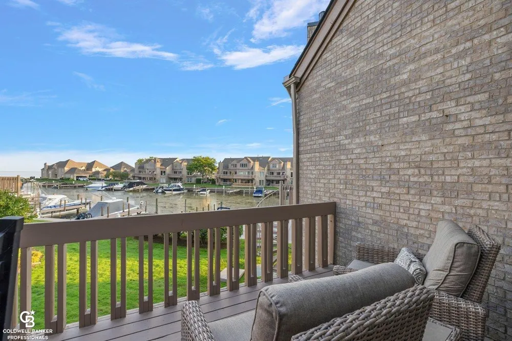 26151 harbour pointe dr n Drive Harrison Charter Township, MI 48045
