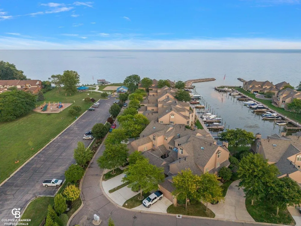 26151 harbour pointe dr n Drive Harrison Charter Township, MI 48045