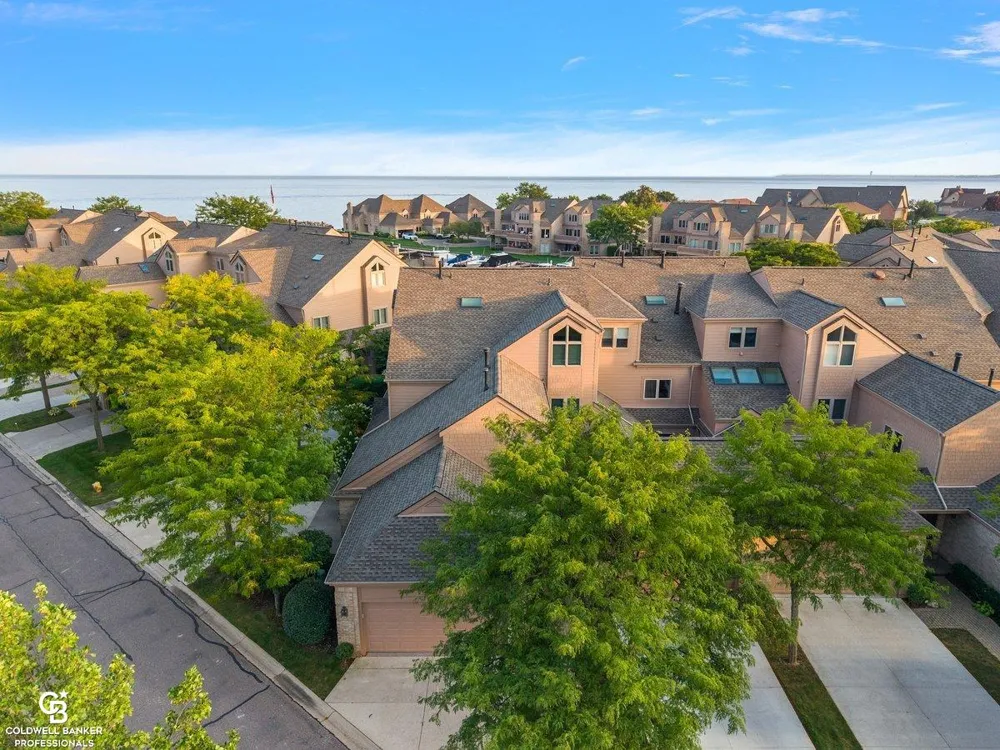 26151 harbour pointe dr n Drive Harrison Charter Township, MI 48045