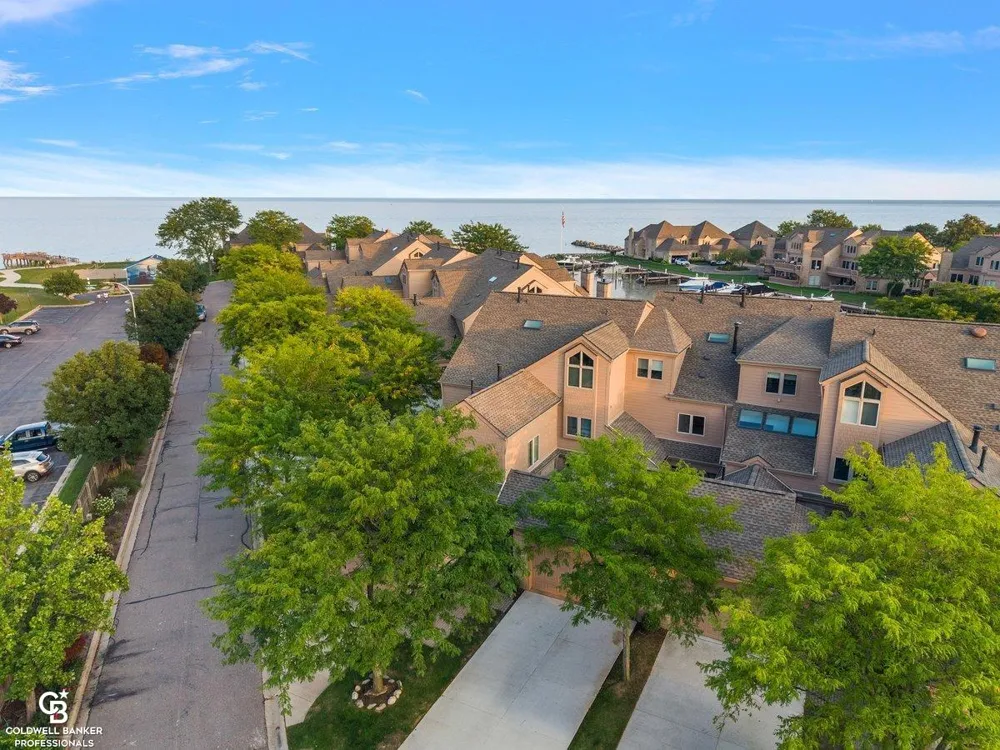 26151 harbour pointe dr n Drive Harrison Charter Township, MI 48045