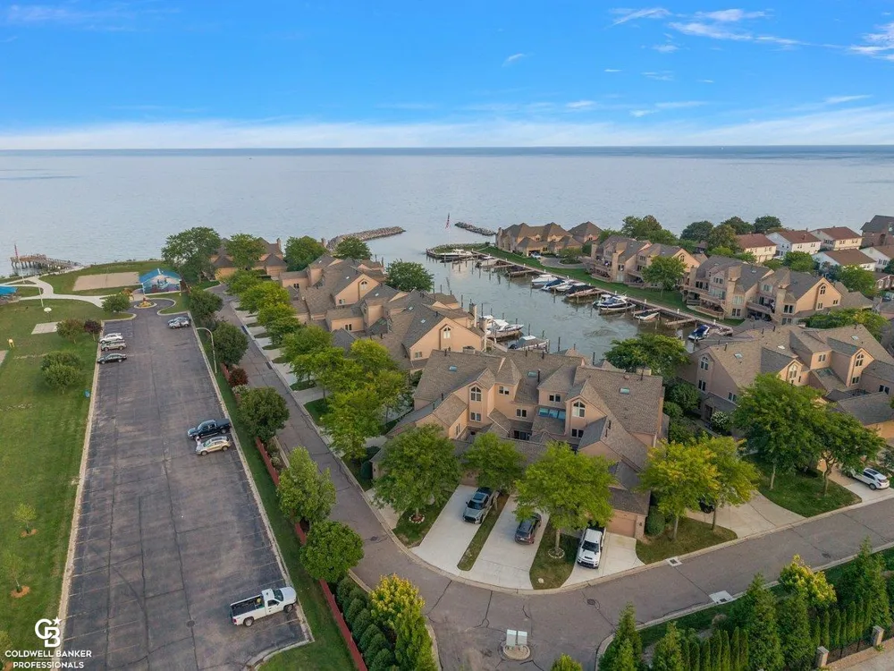 26151 harbour pointe dr n Drive Harrison Charter Township, MI 48045
