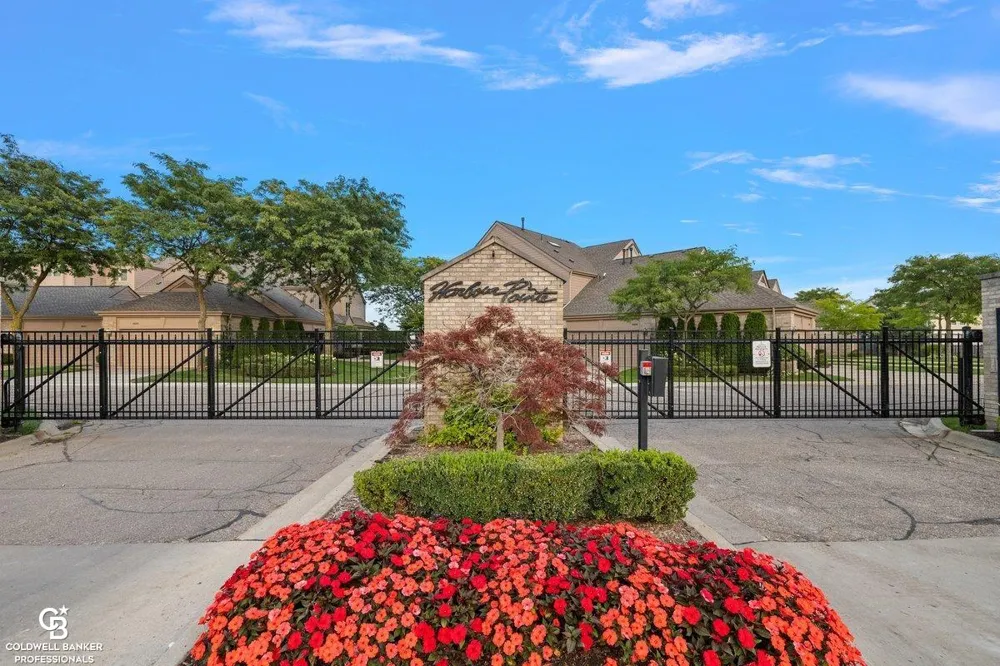 26151 harbour pointe dr n Drive Harrison Charter Township, MI 48045