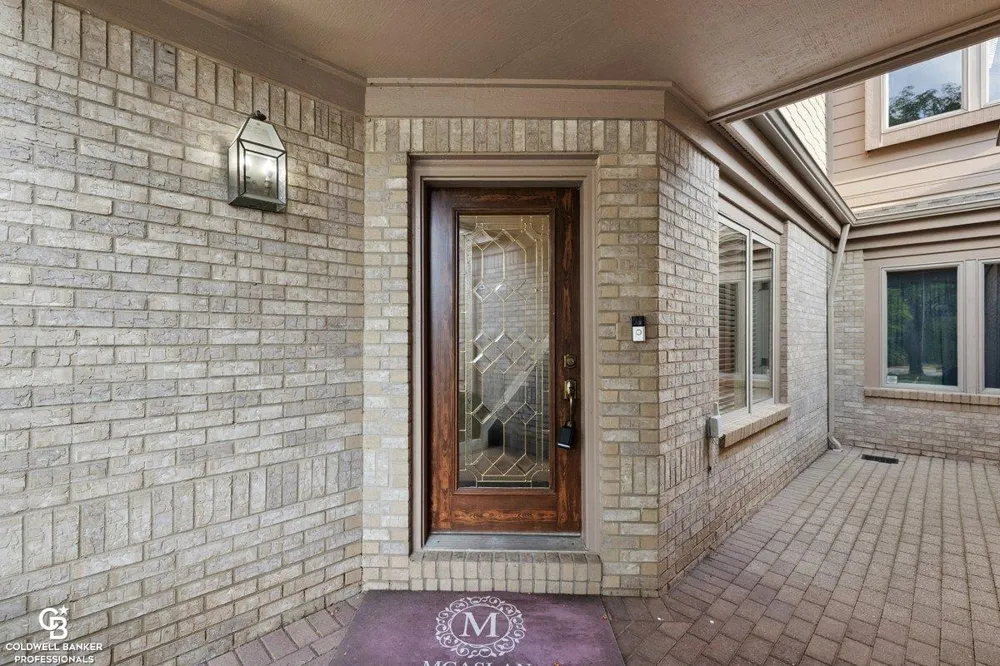 26151 harbour pointe dr n Drive Harrison Charter Township, MI 48045