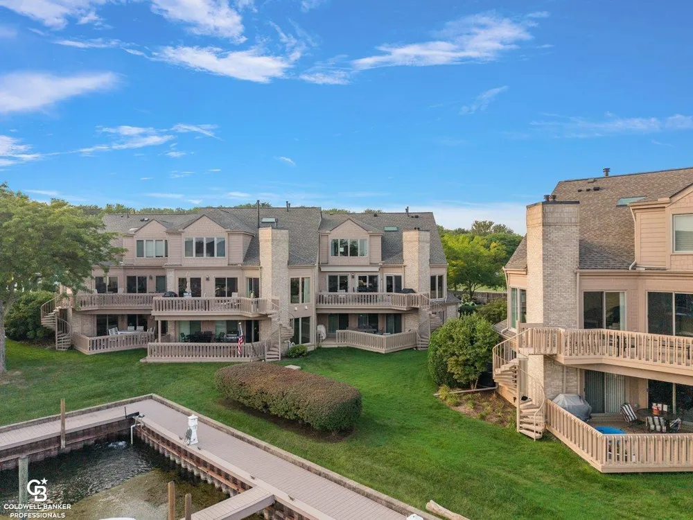 26151 harbour pointe dr n Drive Harrison Charter Township, MI 48045