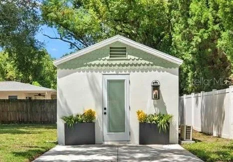 1230 E HENRY AVENUE Tampa, FL 33604