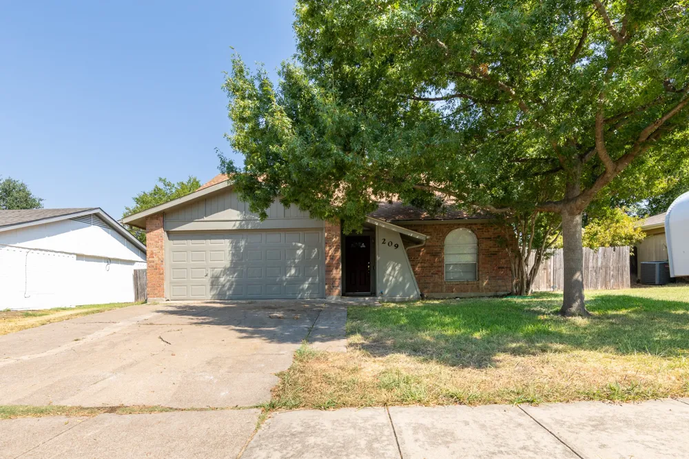 209 Pebblebrook Street Arlington, TX 76014