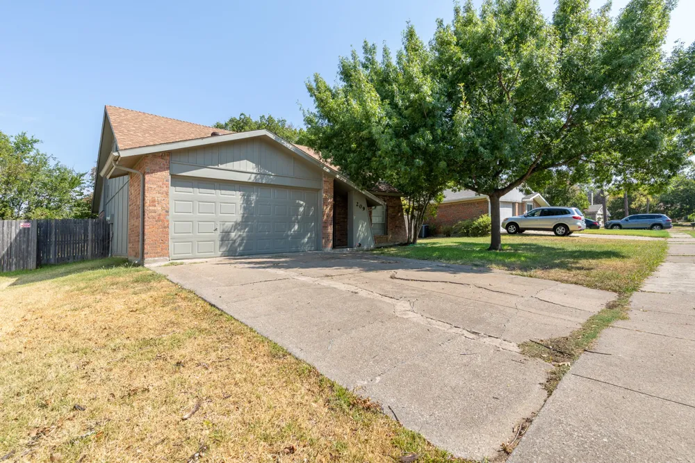 209 Pebblebrook Street Arlington, TX 76014