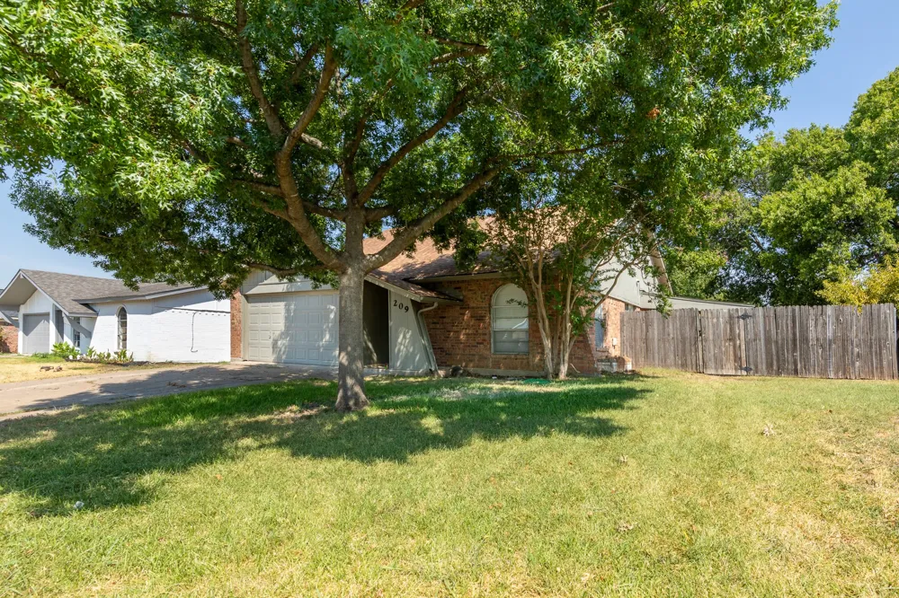 209 Pebblebrook Street Arlington, TX 76014