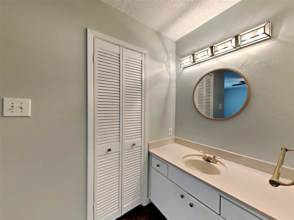 462 Westview Terrace Arlington, TX 76013