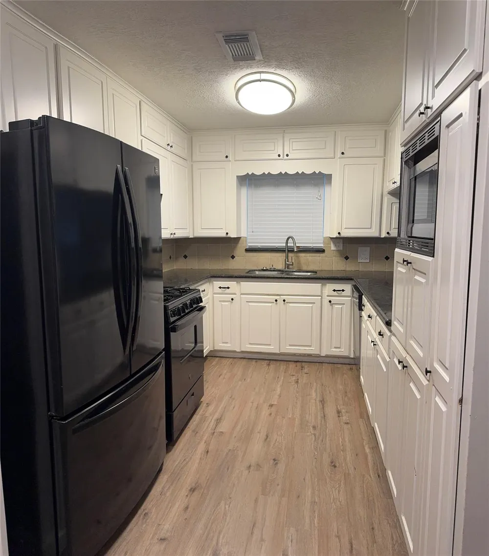 211 Van Winkle Street Lake Jackson, TX 77566
