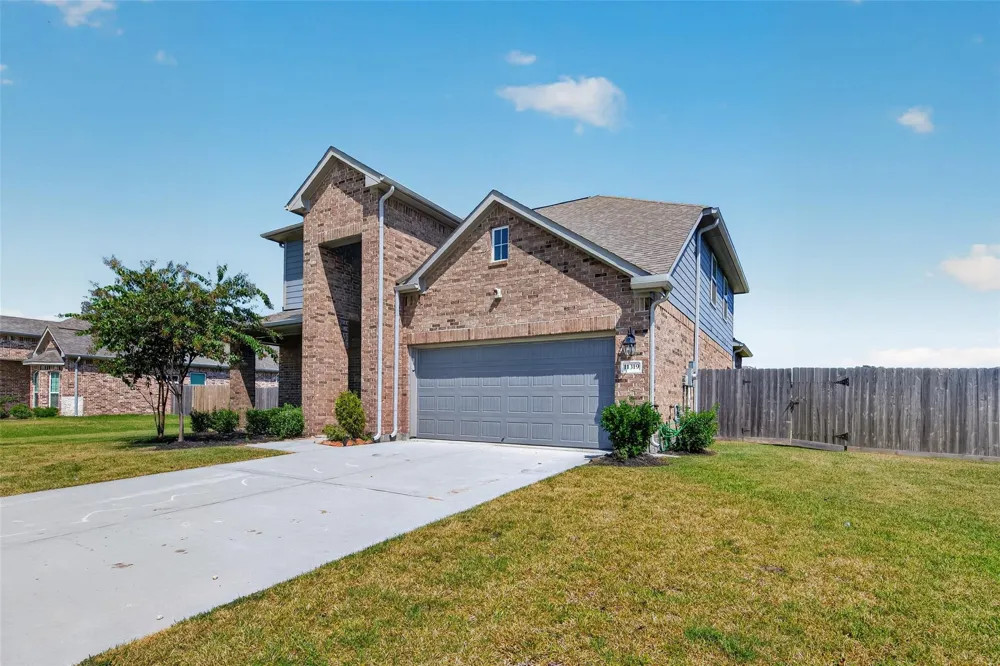 11319 Youngquist Drive Mont Belvieu, TX 77535