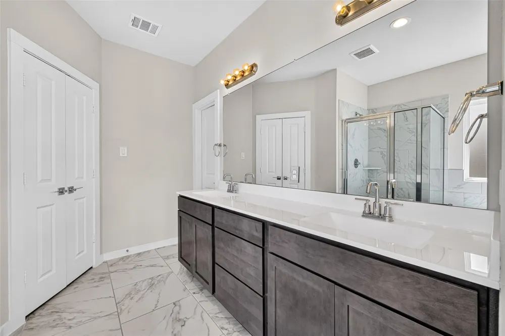 11319 Youngquist Drive Mont Belvieu, TX 77535