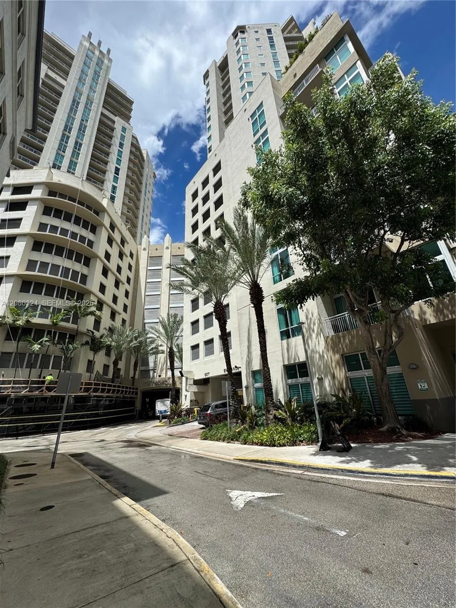 9055 SW 73rd Ct #1108 Miami, FL 33156