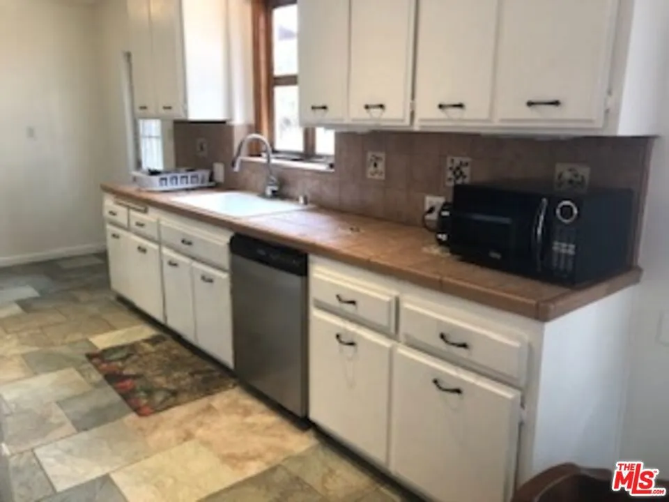 15819 LEADWELL STREET Van Nuys, CA 91406