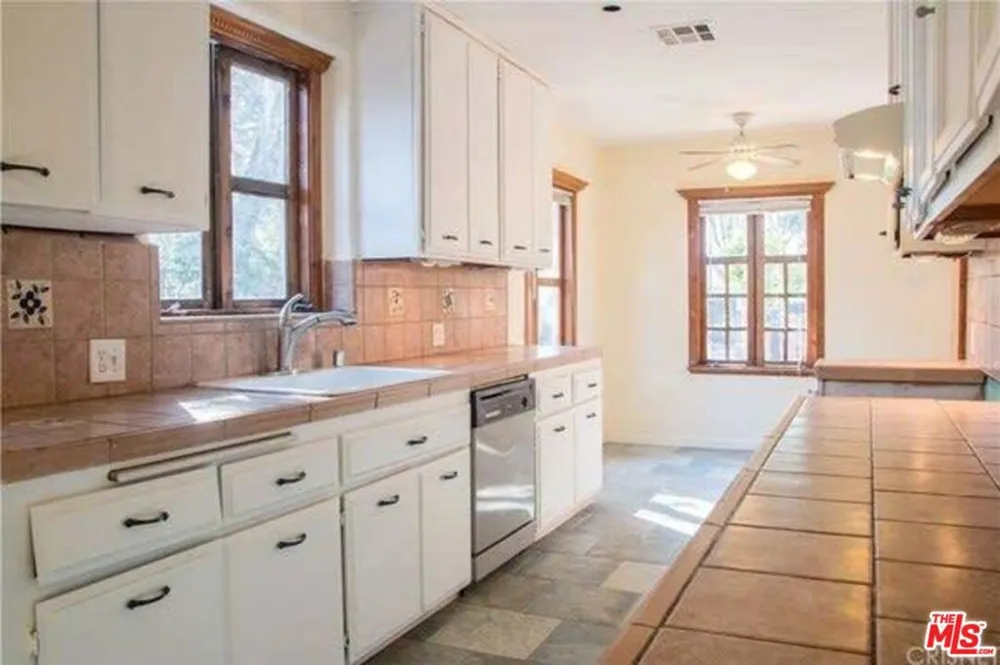 15819 LEADWELL STREET Van Nuys, CA 91406