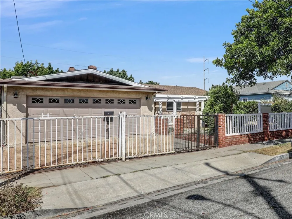 11925 Truro Avenue Hawthorne, CA 90250
