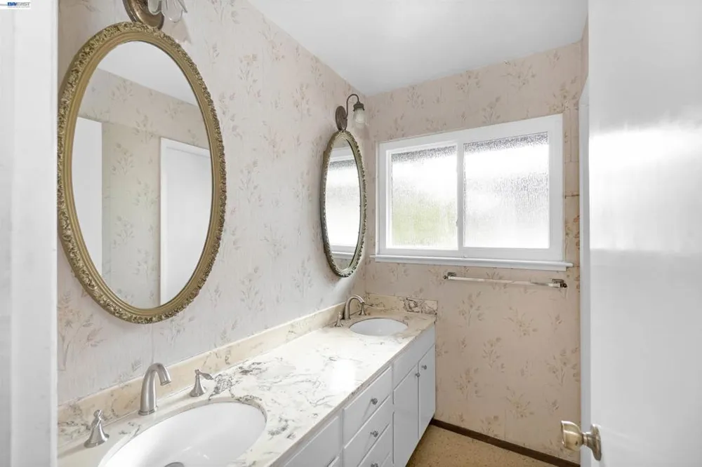 27929 Edgecliff Way Hayward, CA 94542