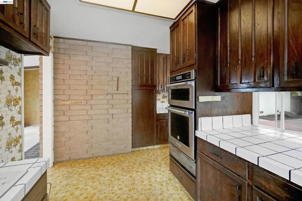 27929 Edgecliff Way Hayward, CA 94542