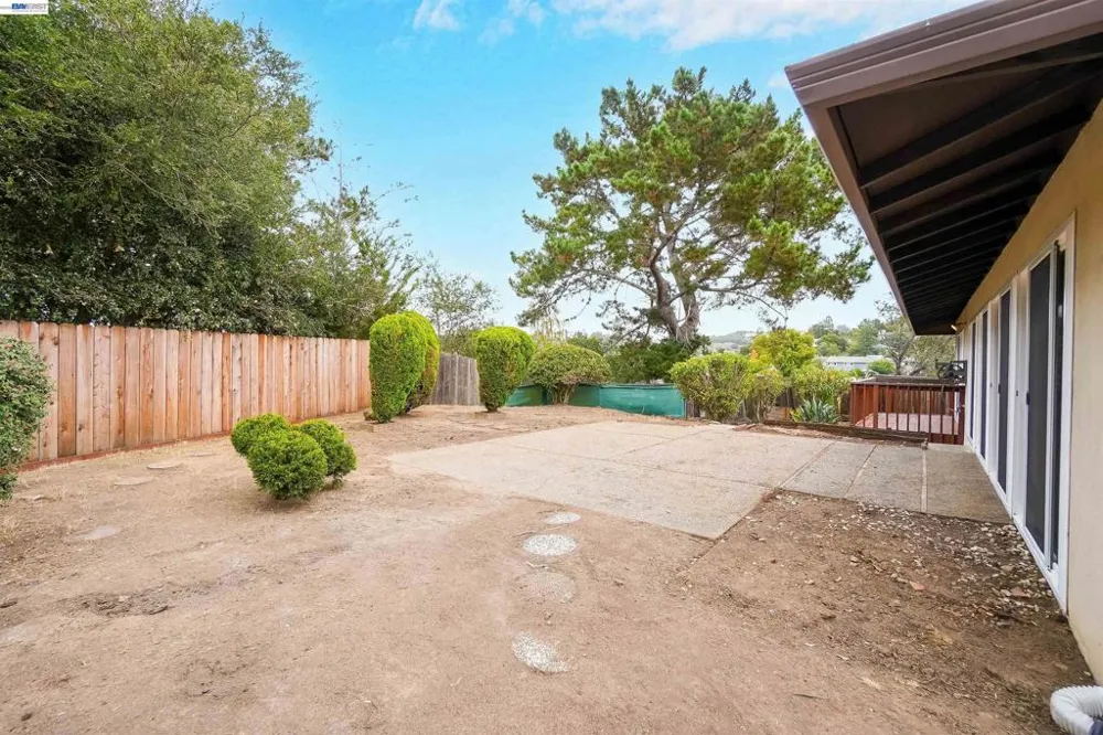 27929 Edgecliff Way Hayward, CA 94542