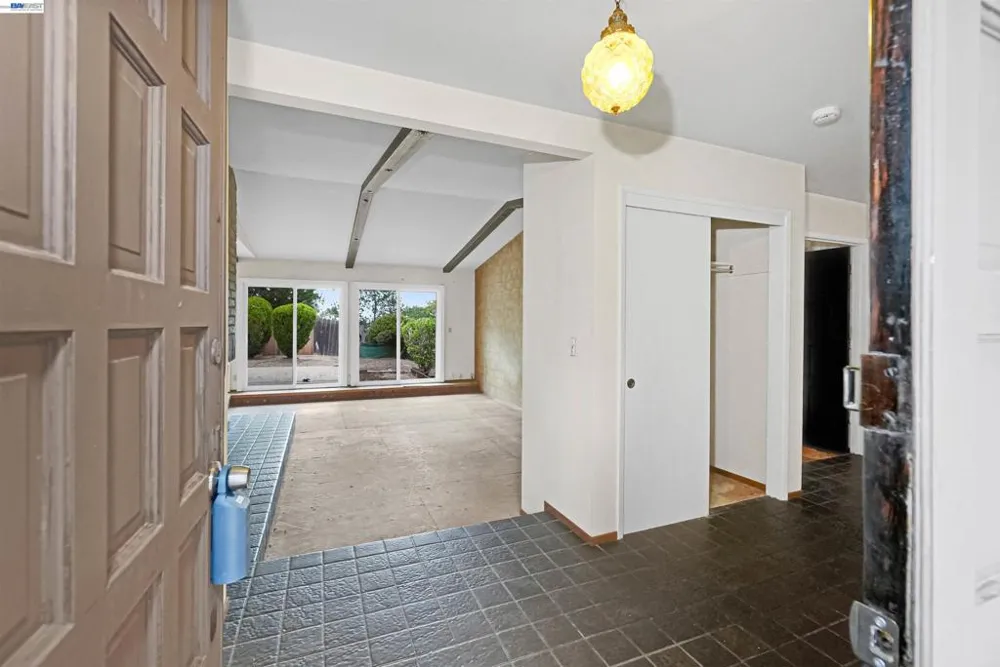 27929 Edgecliff Way Hayward, CA 94542
