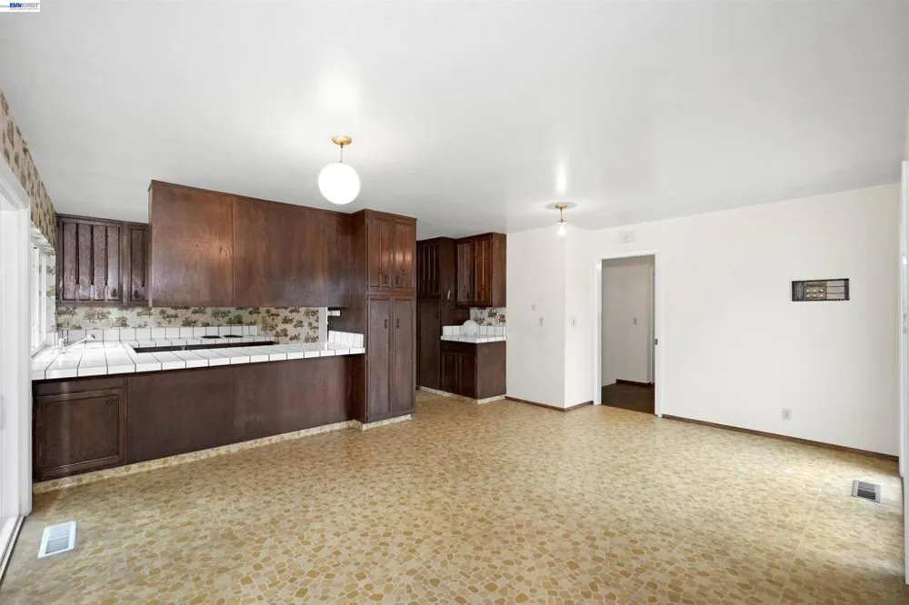 27929 Edgecliff Way Hayward, CA 94542