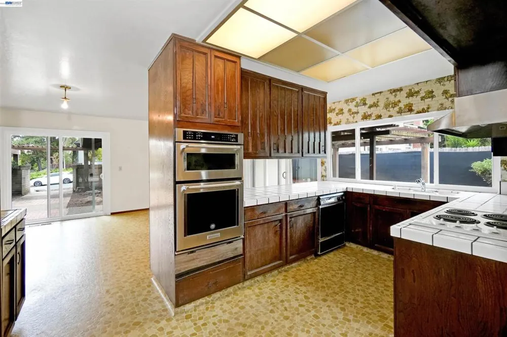 27929 Edgecliff Way Hayward, CA 94542