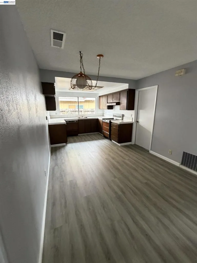 1193 Fallen Leaf Dr Milpitas, CA 95035