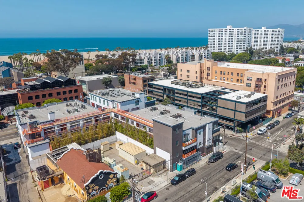 212 Marine Street #305 Santa Monica, CA 90405