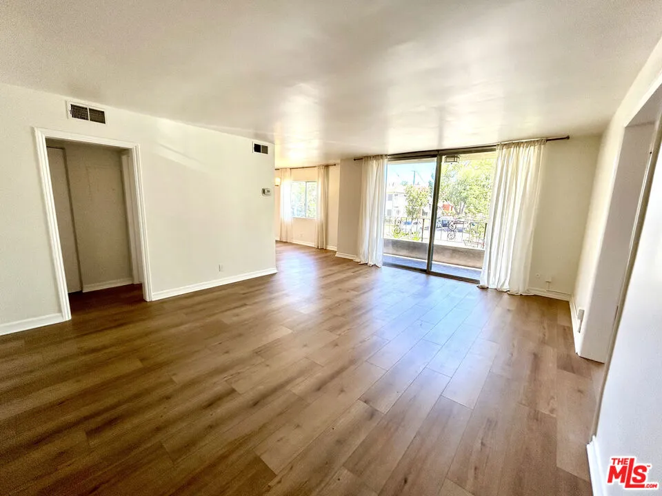 10707 Camarillo Street #116 Toluca Lake, CA 91602