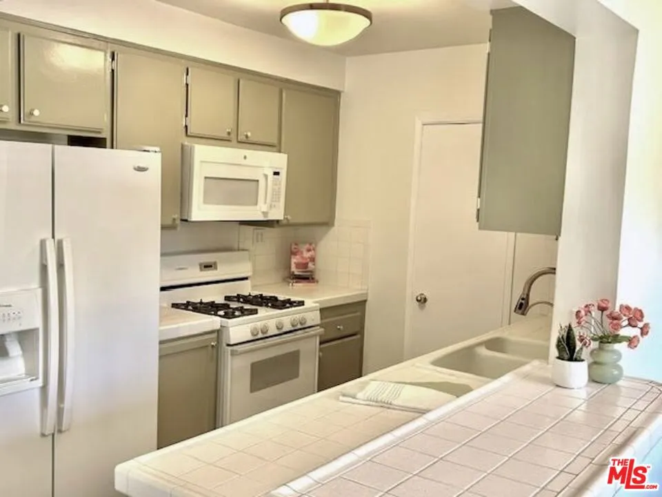 10707 Camarillo Street #116 Toluca Lake, CA 91602