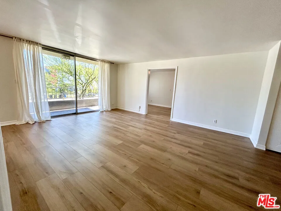 10707 Camarillo Street #116 Toluca Lake, CA 91602
