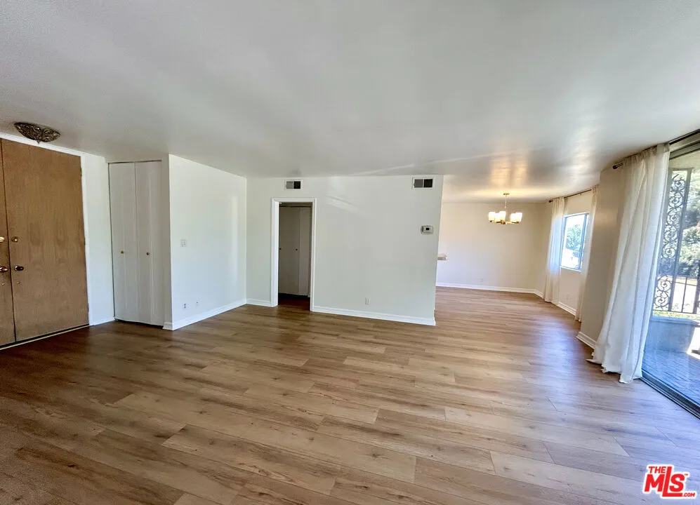 10707 Camarillo Street #116 Toluca Lake, CA 91602