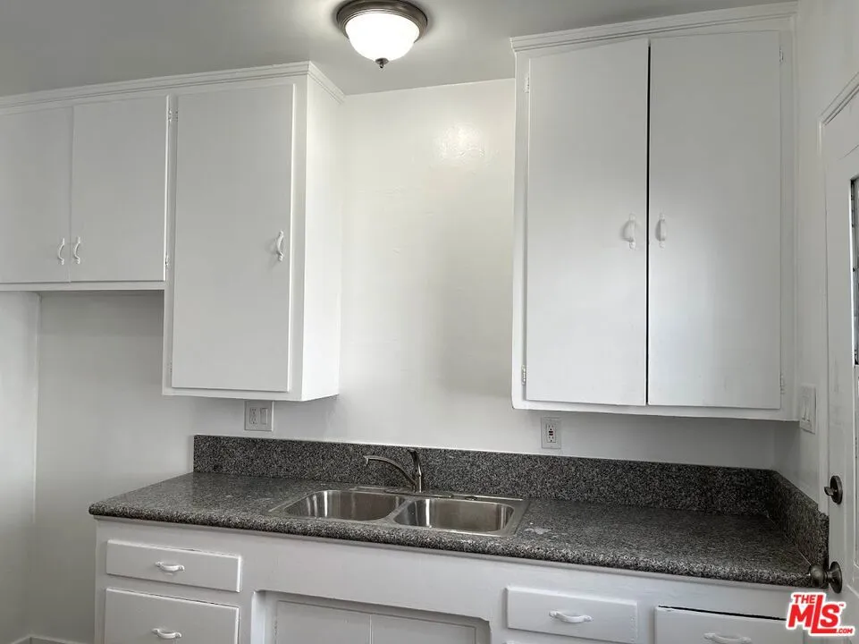 5113 W 20th Street Los Angeles, CA 90016