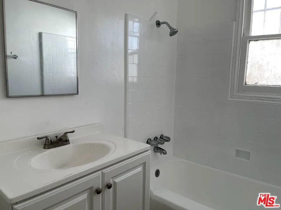 5113 W 20th Street Los Angeles, CA 90016