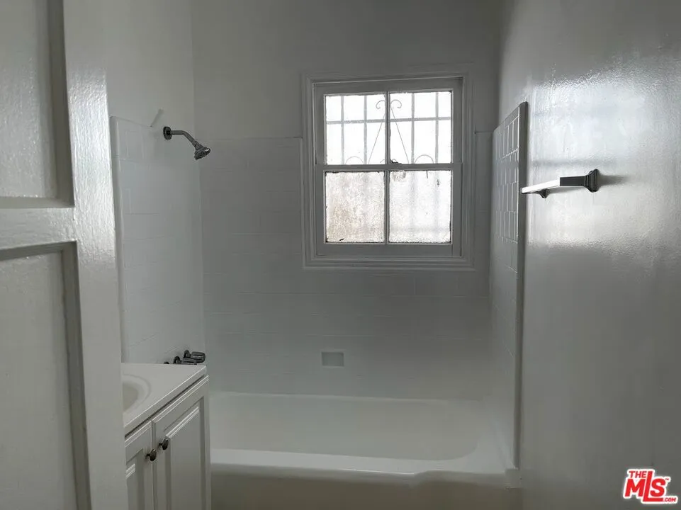 5113 W 20th Street Los Angeles, CA 90016