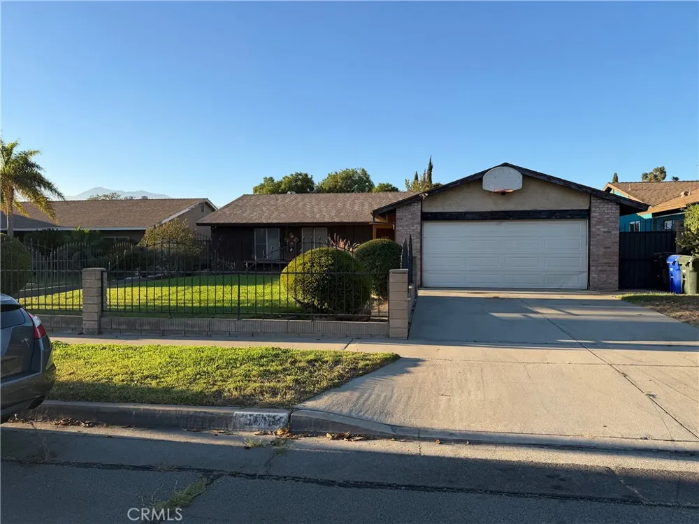 15860 Grevillea Fontana, CA 92335