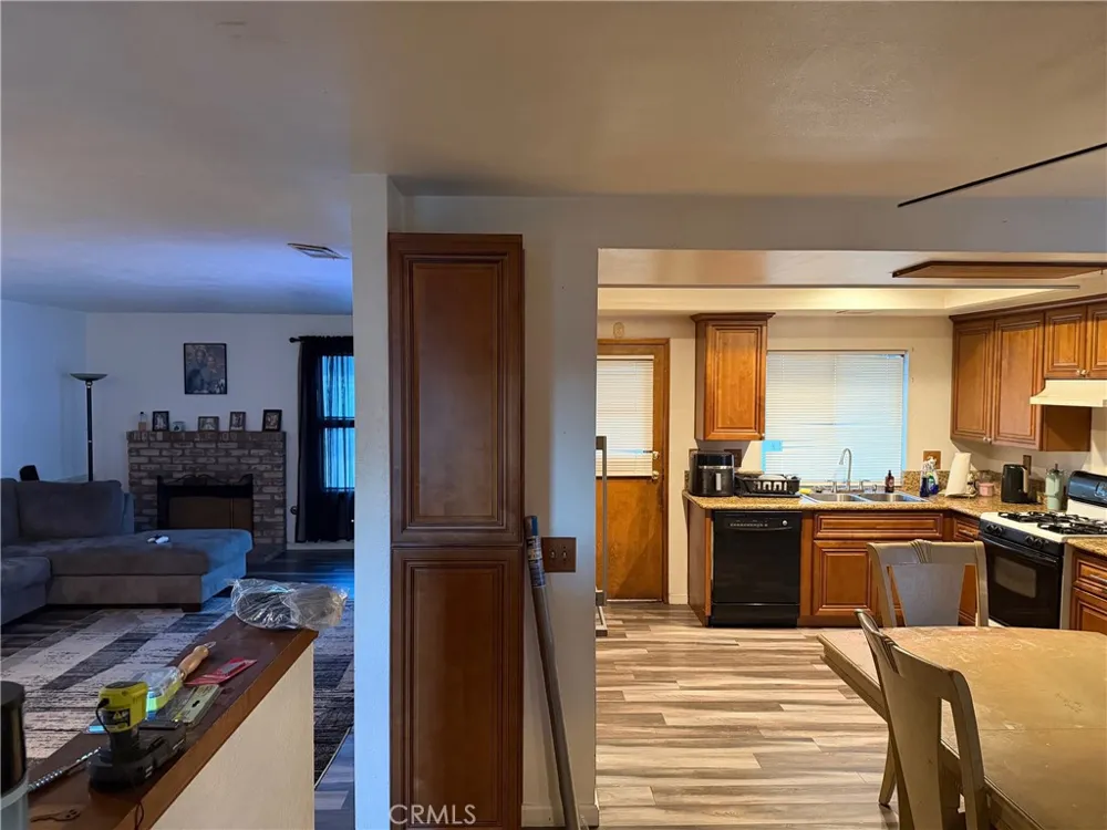15860 Grevillea Fontana, CA 92335