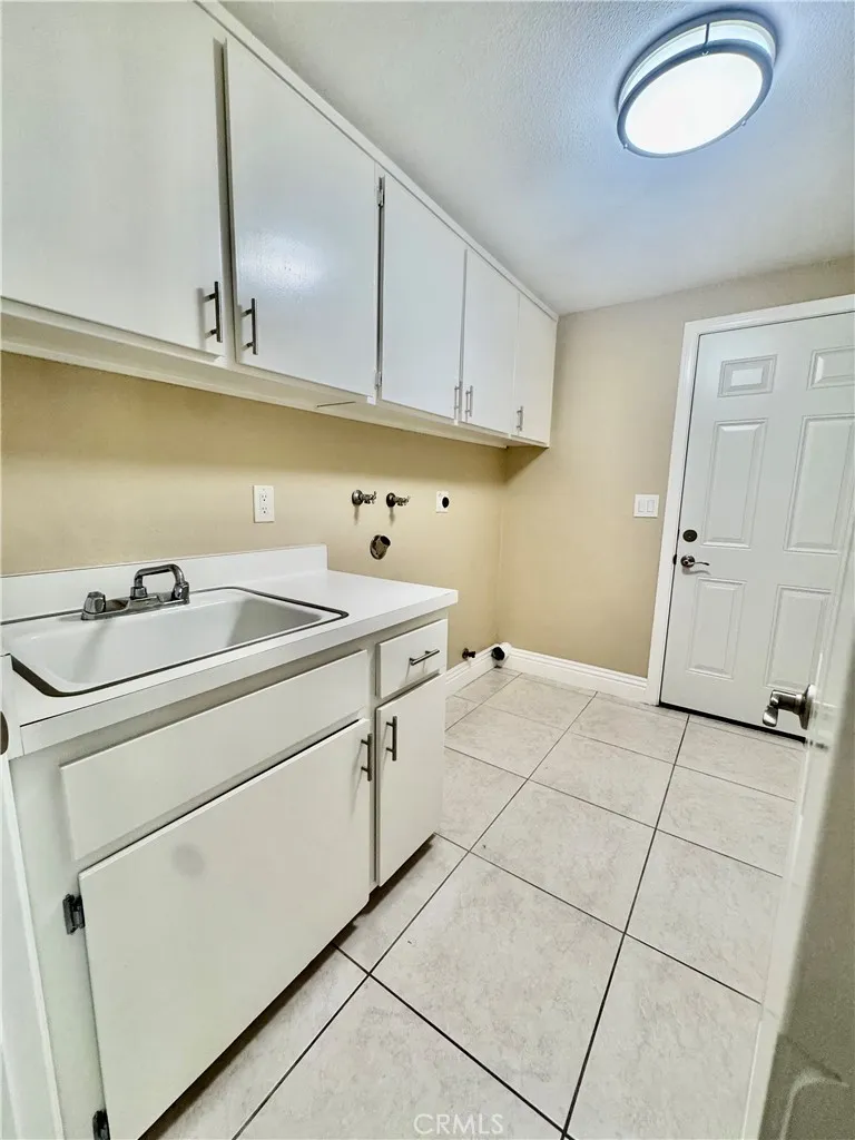 27084 Pinario Mission Viejo, CA 92692
