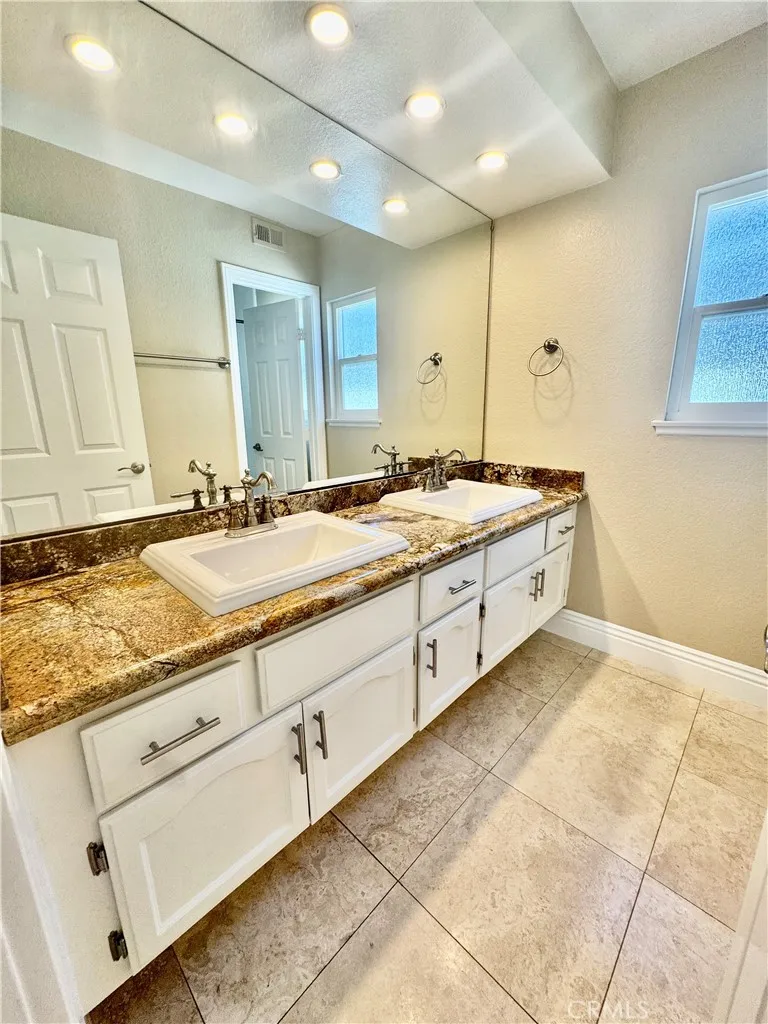 27084 Pinario Mission Viejo, CA 92692