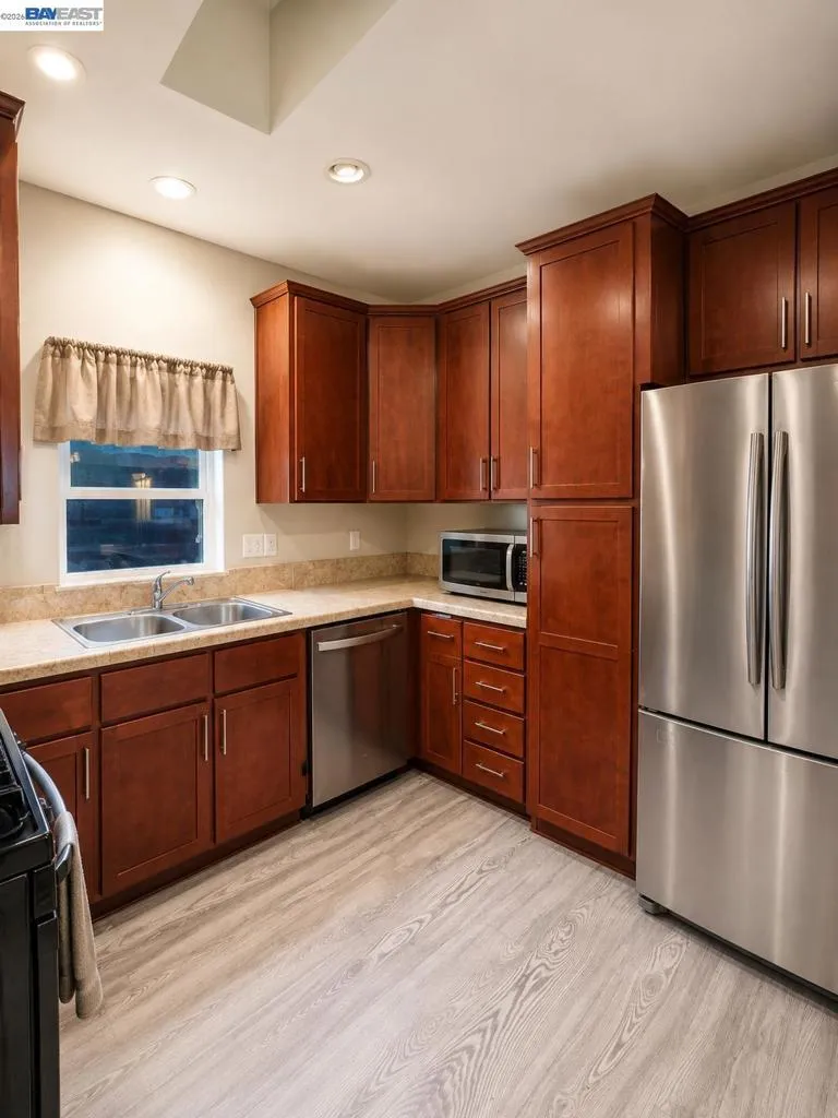 3015 E Bayshore Rd Redwood City, CA 94063